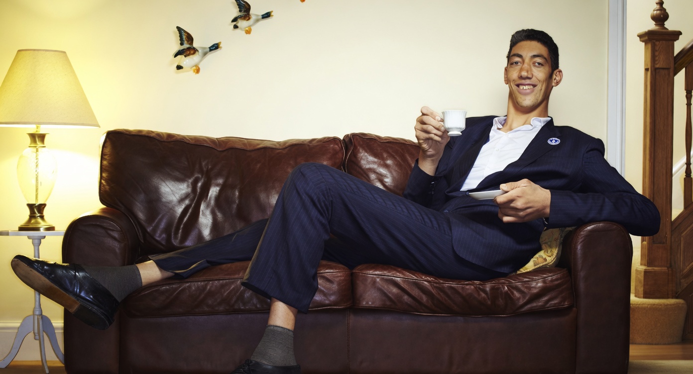 L'homme le plus grand du monde se confie sur l'unique chose qu'il changerait dans sa vie