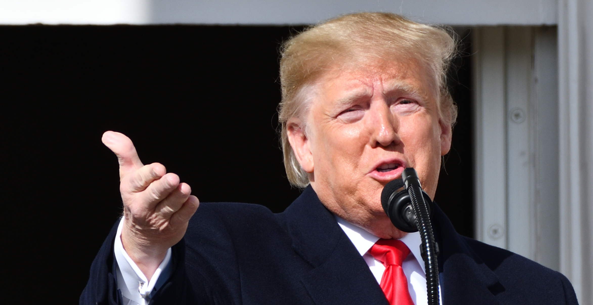 Donald Trump défend la publication d’une image controversée rapidement supprimée