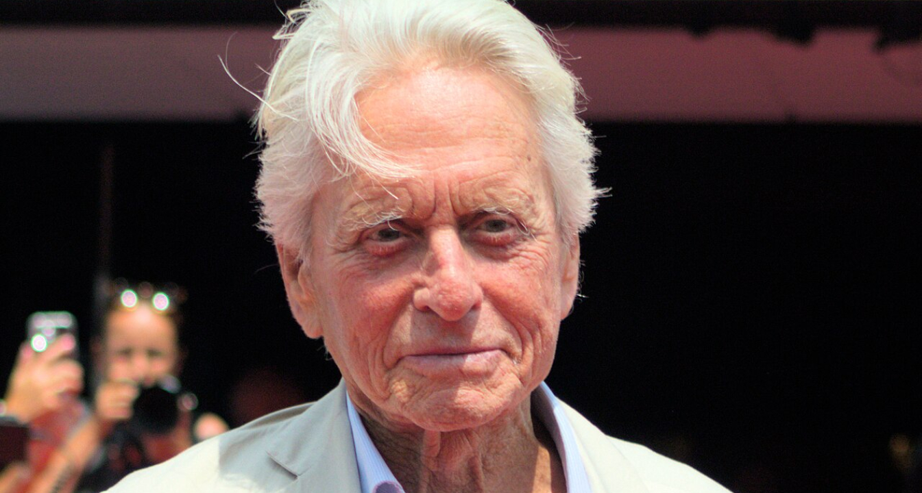 Michael Douglas révèle les symptômes ignorés avant son cancer causé par des rapports