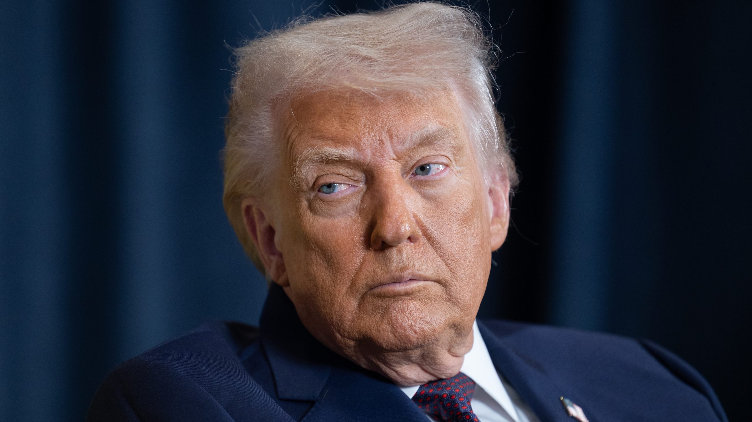 Des experts analysent pourquoi Trump n’a pas réagi lors de la fusillade au dîner des correspondants de la Maison-Blanche