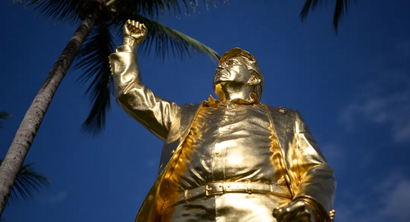 Trump réagit à l’installation d’une statue dorée de 7 mètres à son effigie dans son golf