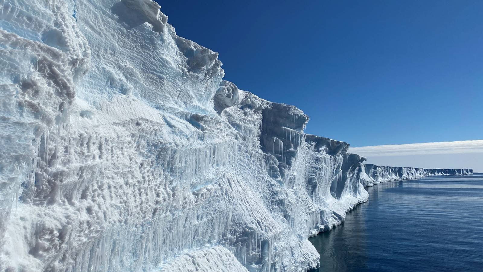 La fonte rapide des plateformes glaciaires antarctiques pourrait faire monter le niveau des mers bien plus vite que prévu