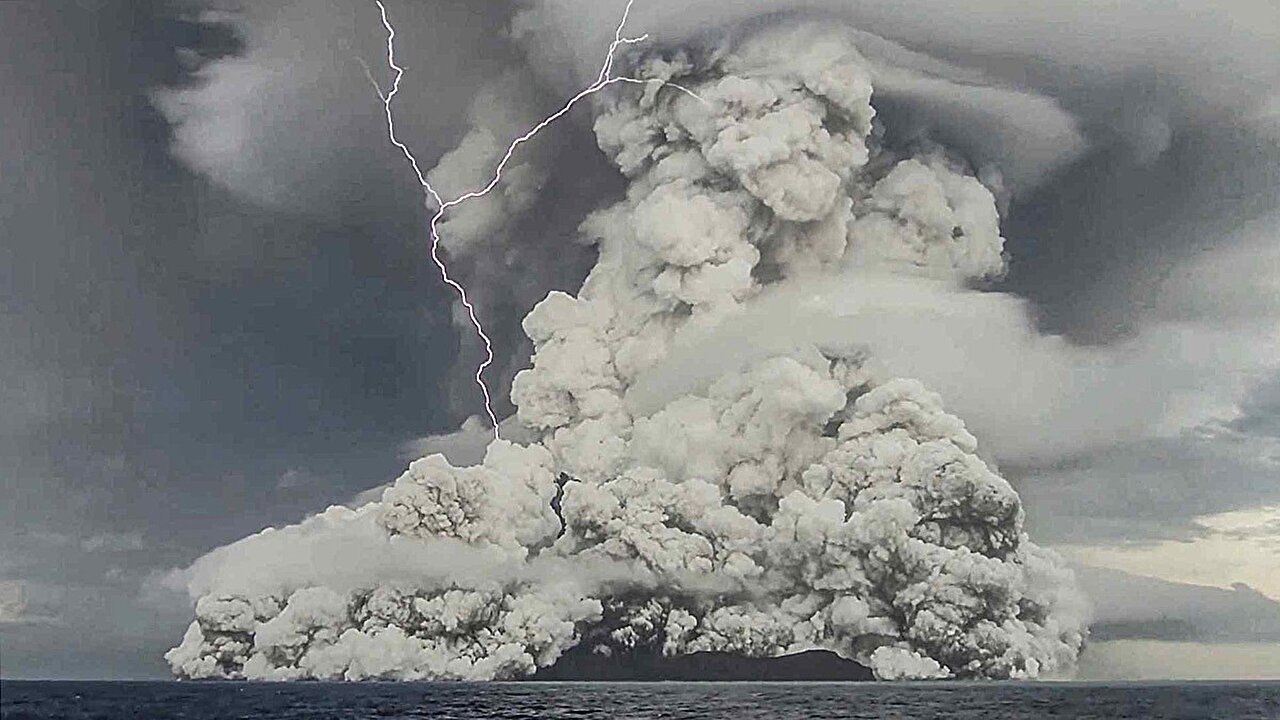 Ce volcan ne s’est pas contenté d’entrer en éruption : il a déclenché un phénomène atmosphérique inédit et inattendu