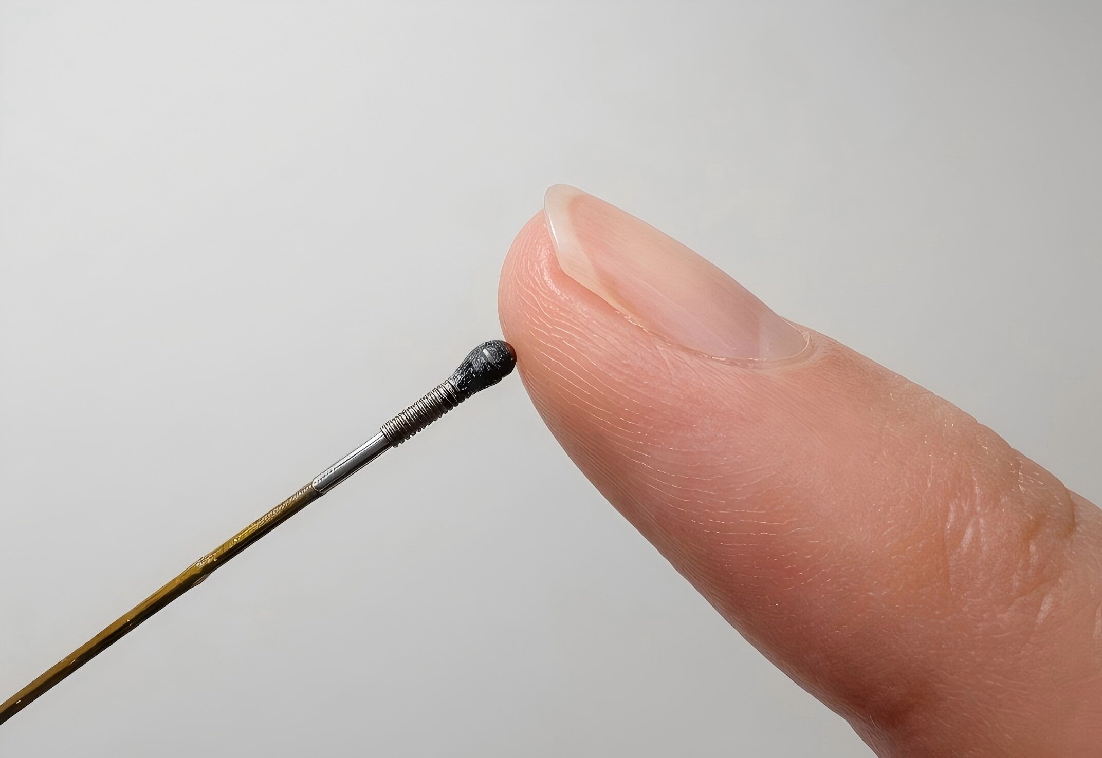 Ce capteur optique miniature de la taille d'un grain de riz offre un sens du toucher inédit aux outils robotisés