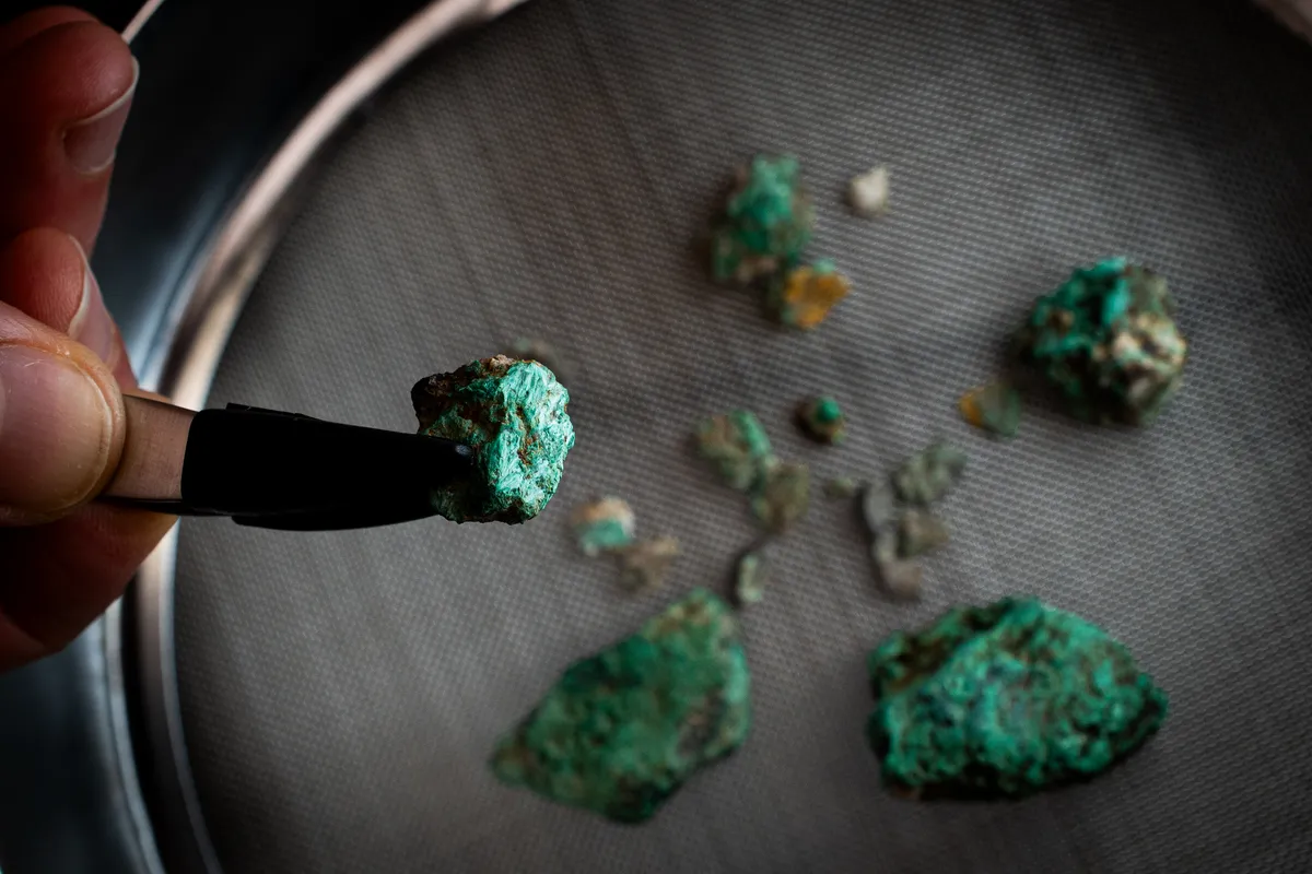 Dans une grotte reculée en montagne, des humains préhistoriques extrayaient un mystérieux minerai vert