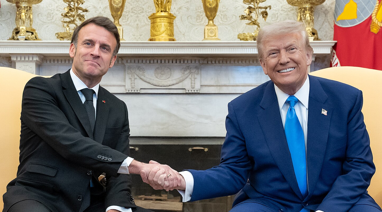La poignée de main « poisson mort » entre Trump et Macron analysée par un expert en langage corporel