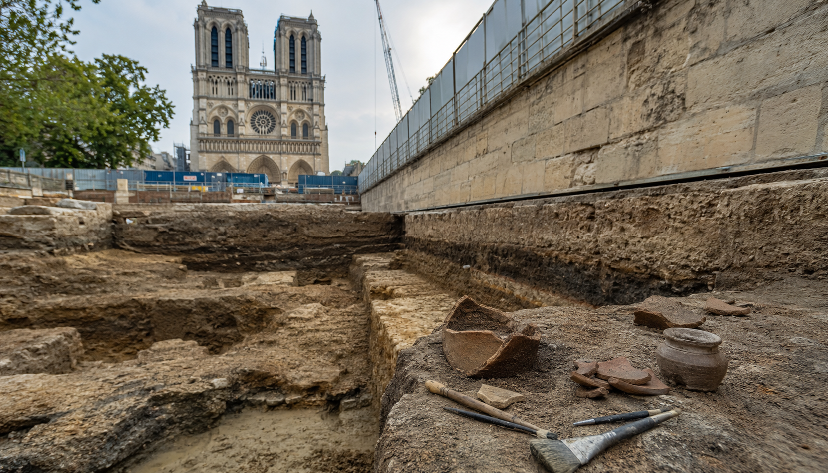 Des fouilles archéologiques sous Notre-Dame révèlent 2 000 ans d'histoire enfouie